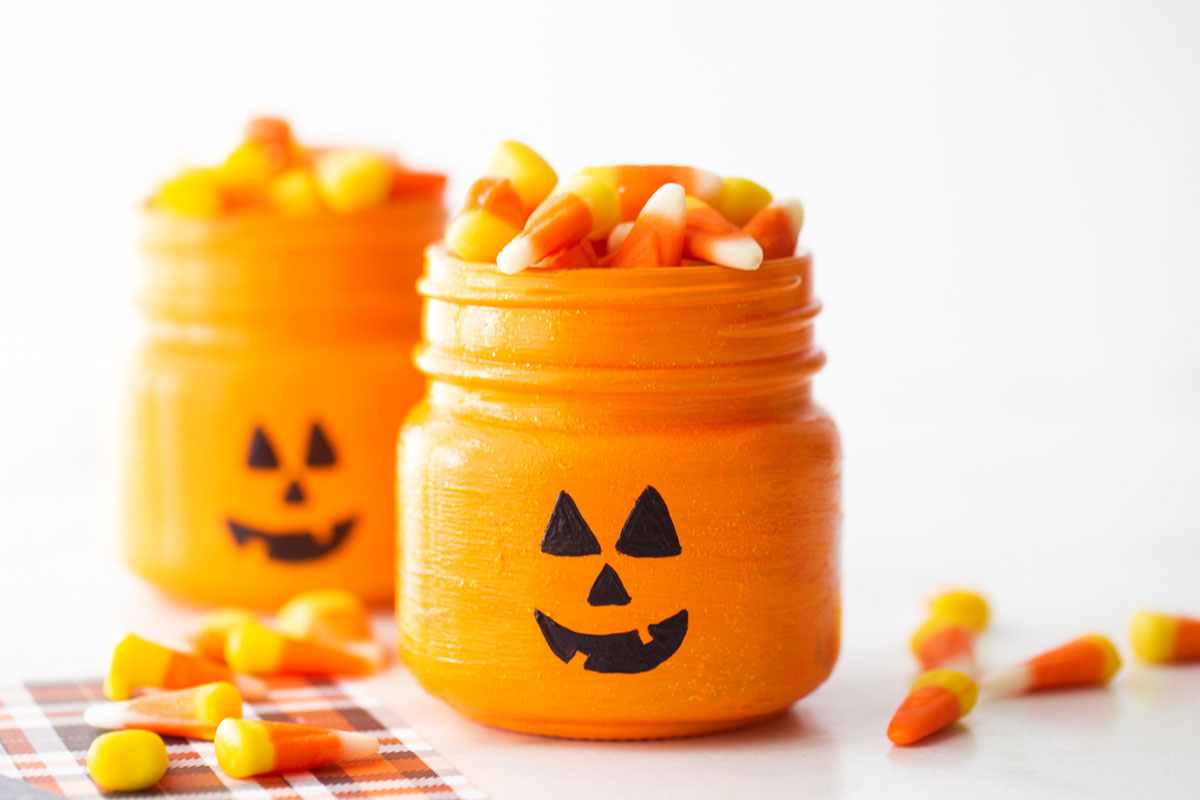 17 Halloween Mason Jar Ideas You'll Love - Cool Halloween Mason Jars